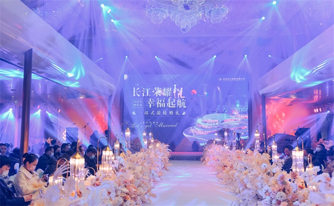 船于江中行，人在畫中游，是沉浸式郵輪婚禮給的浪漫